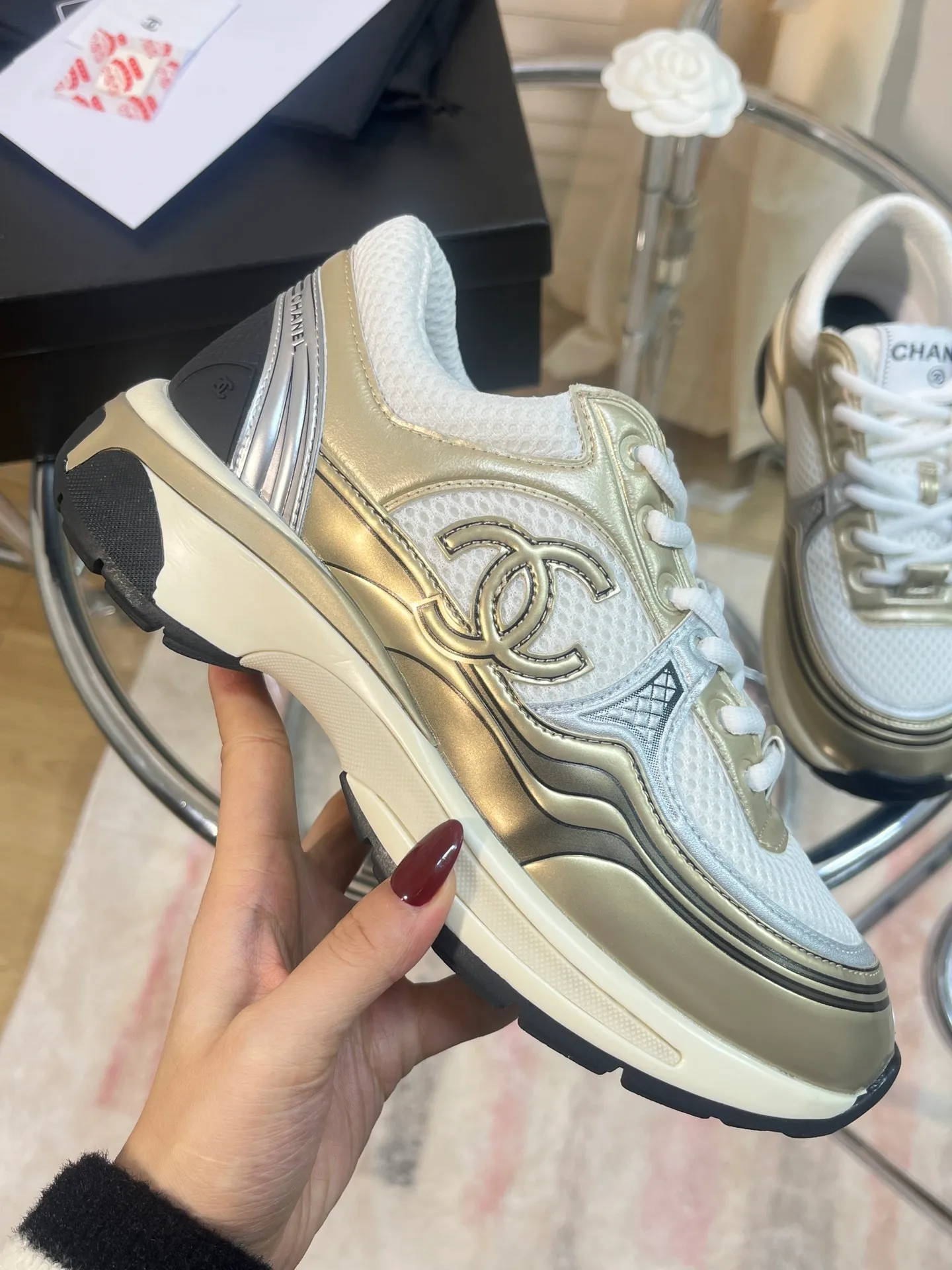 👟👟Ex-factory price 640👟👟 Men +10chanel Chanel 2023 early spring vacation series latest casual sports shoes silver white, gold white, silver gray, black and red! Incomparably beautiful and easy to wear, very light, the lining is also super soft, super comfortable, the upper is breathable, the color is high-end and durable, versatile. Upper: cowhide and cloth stitching. Lining: breathable mesh. Original foam combination outsole. Size: 35-45.